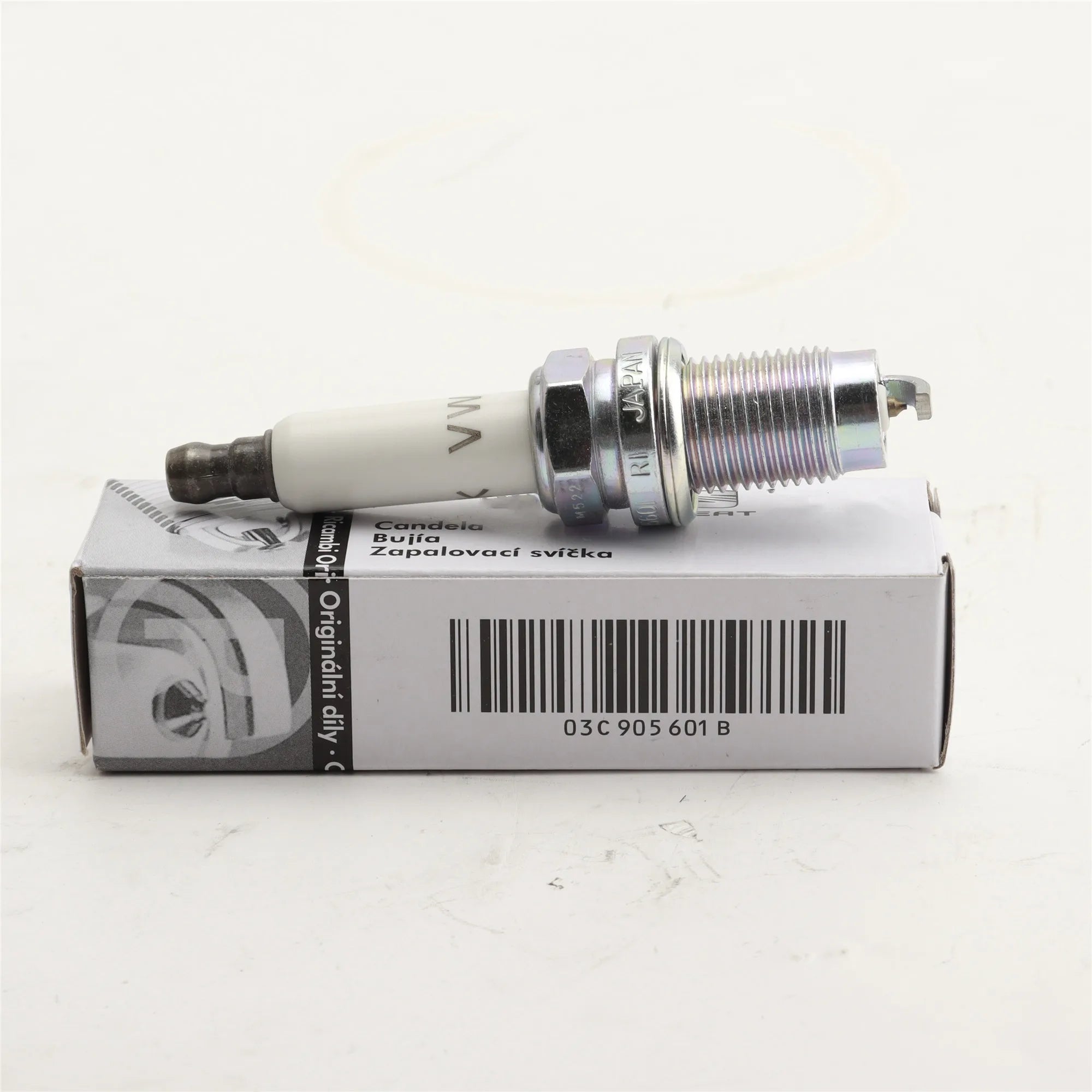 4pcs 03C905601B Platinum Spark Plug For VW Passat Audi A1 A3 Golf Polo Seat Skoda 03C905601A 03C 905 601B SIZFR6B8EG