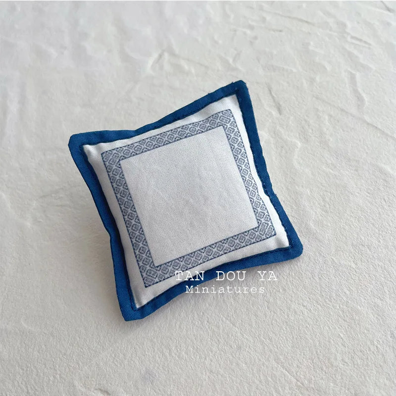 Miniature cloth blue and white porcelain tablecloth and throw pillow mini model for 1:6 bjd ob11 blythe dollhouse props Dolls ac