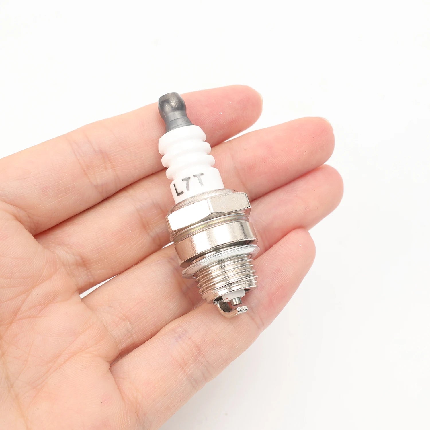 L7T Spark Plugs Engine Parts Universal Small Standard Generator Garden Power Tools Accessories Chainsaw Spark Plugs 1-4pcs