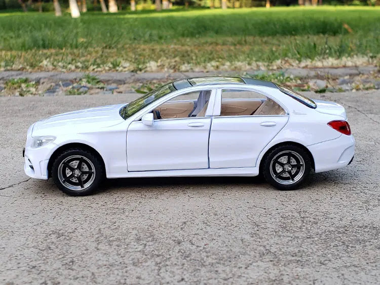 1:32 Mercedes C-Class Diecast Alloy Car Model – Sound & Light Toy Gift