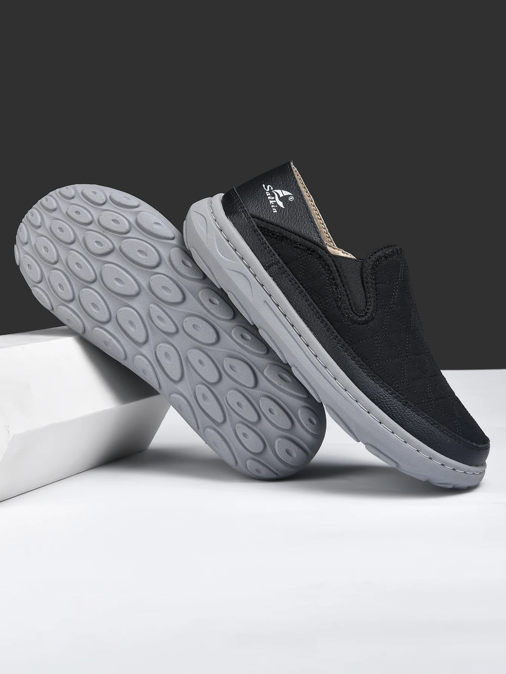 New Spring Breathable Sneakers Men Casual Shoes Lightweight Slip On Loafers Men Outdoor Shoes Walking Elastic Pantshoes Flats